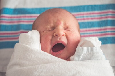 原因不明に赤ちゃんが泣くときの原因と対処方法