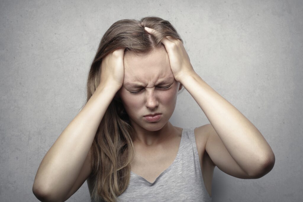 原因不明の頭痛で悩む女性の画像